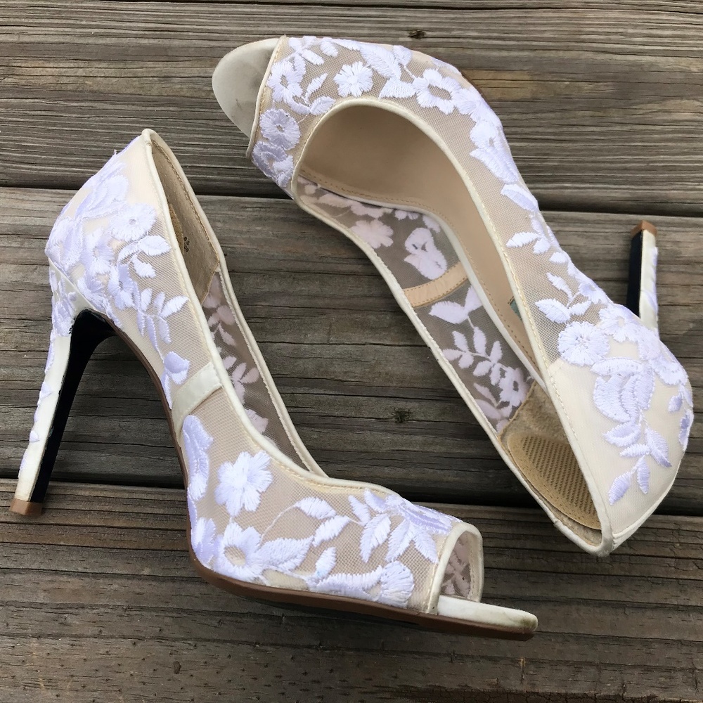 Betsey Johnson Women Heels Shoes Peep Toe White - Picture 1 of 8